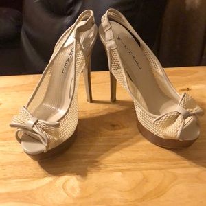 Women’s shoes size 8